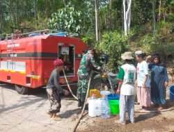 Musim Kemarau Makin Mencekam, Babinsa Turun Tangan Antar Air Bersih untuk Warga Wringin