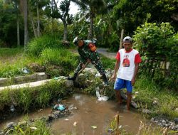 Peduli Petani, Babinsa Koramil Pujer Bersihkan Saluran Air yang Tersumbat Sampah