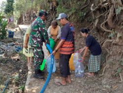 Tak Tinggal Diam! Babinsa Wringin Bantu Warga Hadapi Krisis Air di Musim Kemarau