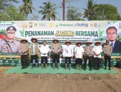 Dukung Ketahanan Pangan Nasional, Kapolres Bondowoso Tanam Jagung Bersama di Lahan Praktik SMK PP Negeri 1 Tegalampel