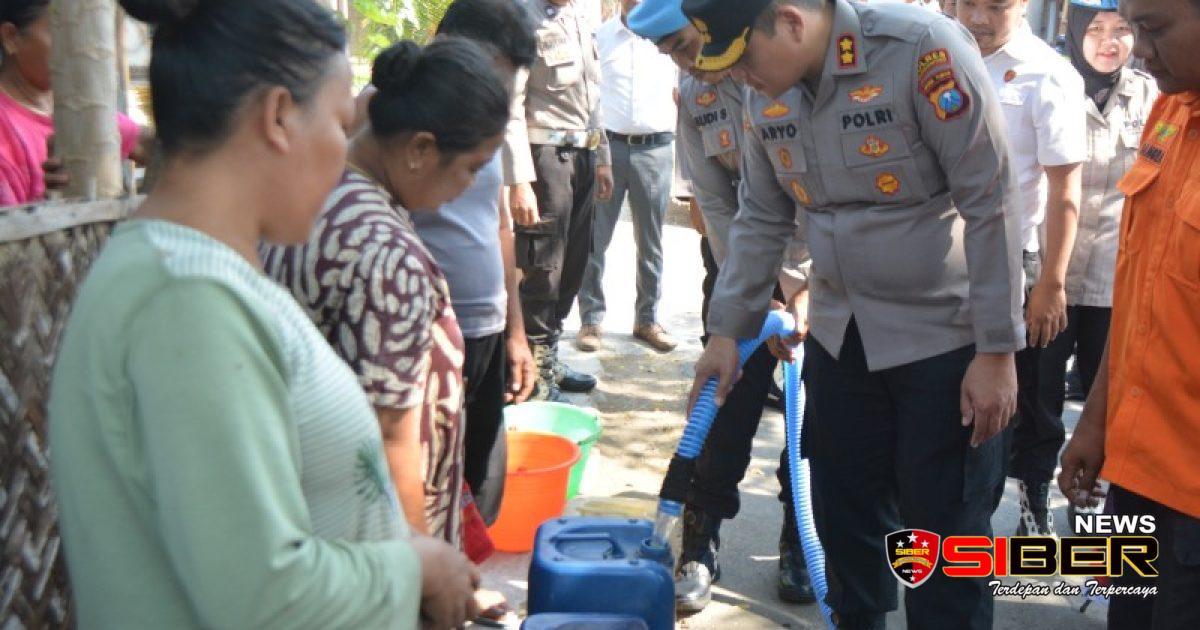 Kekeringan di Bondowoso, Polres Bondowoso Salurkan Bantuan Air Bersih Untuk Warga Terdampak