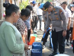 Kekeringan di Bondowoso, Polres Bondowoso Salurkan Bantuan Air Bersih Untuk Warga Terdampak