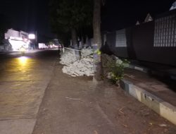 Jalur Padat WR Supratman Pantura Situbondo Terhalang Paving Proyek Rumdin Bea Cukai, Pengendara: Bahaya Sekali