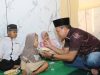 Dengan Berlinang Air Mata Kasat Reskrim Polres Situbondo Suapi Anak Yatim Di Malam Jum’at