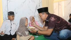Dengan Berlinang Air Mata Kasat Reskrim Polres Situbondo Suapi Anak Yatim Di Malam Jum’at