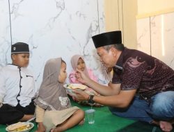 Dengan Berlinang Air Mata Kasat Reskrim Polres Situbondo Suapi Anak Yatim Di Malam Jum’at