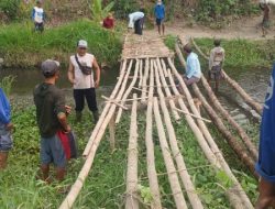 Kades Pandak Perbaiki Jembatan Penghubung Pandak–Cangkring dengan Swadaya Masyarakat