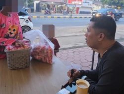 Potret Anak di Bawah Umur Asal Panji Menyambung Hidup Berjualan Makanan Ringan di Jalan Pantura Situbondo